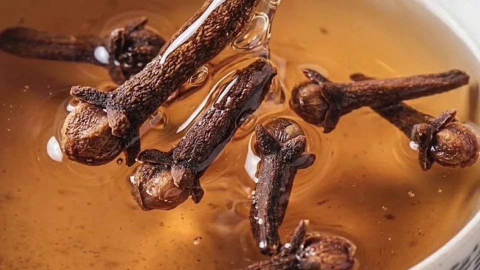 Un clavo de calidad es grueso, aceitoso y de cabeza bien formada
