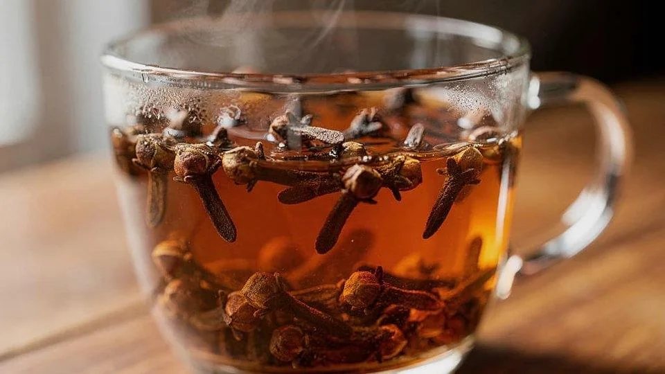 Dos o tres clavos por taza bastan para un té especiado de invierno